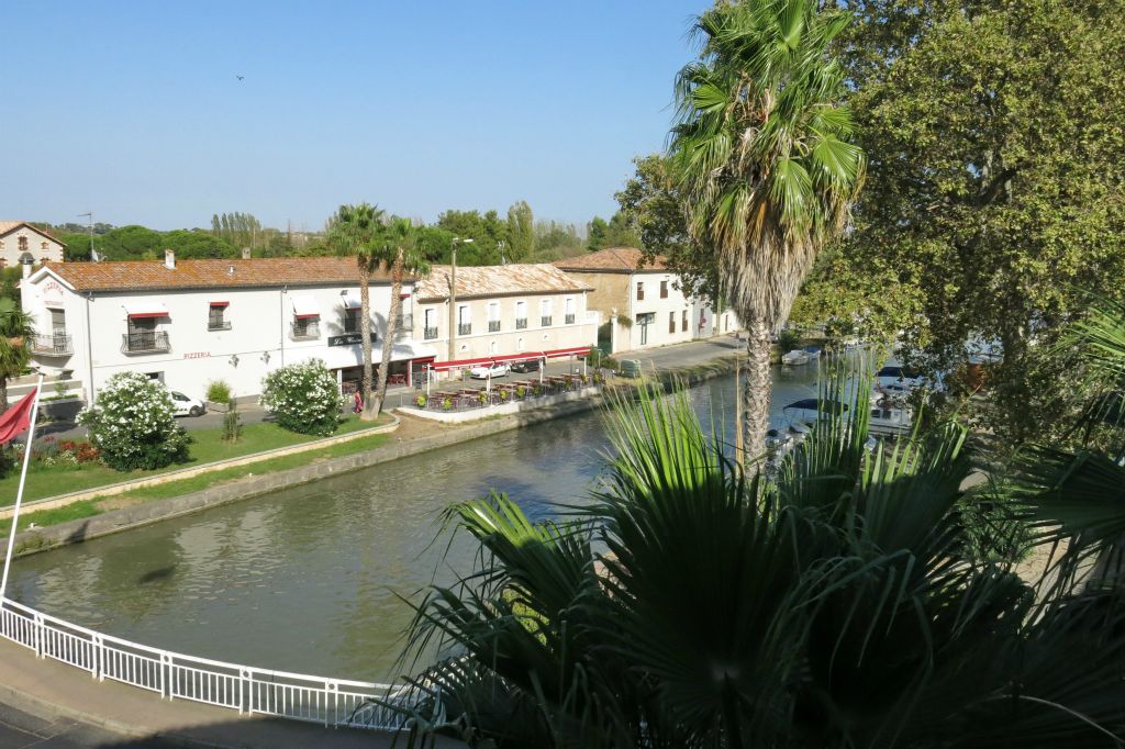 Arrivée à Villeneuve-les-Béziers. Ici, vue depuis notre chambre d'hôtes